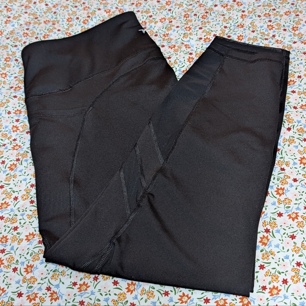 High-Waisted Elevate Side-Pocket Mesh-Trim 7/8-Length Leggings in Black